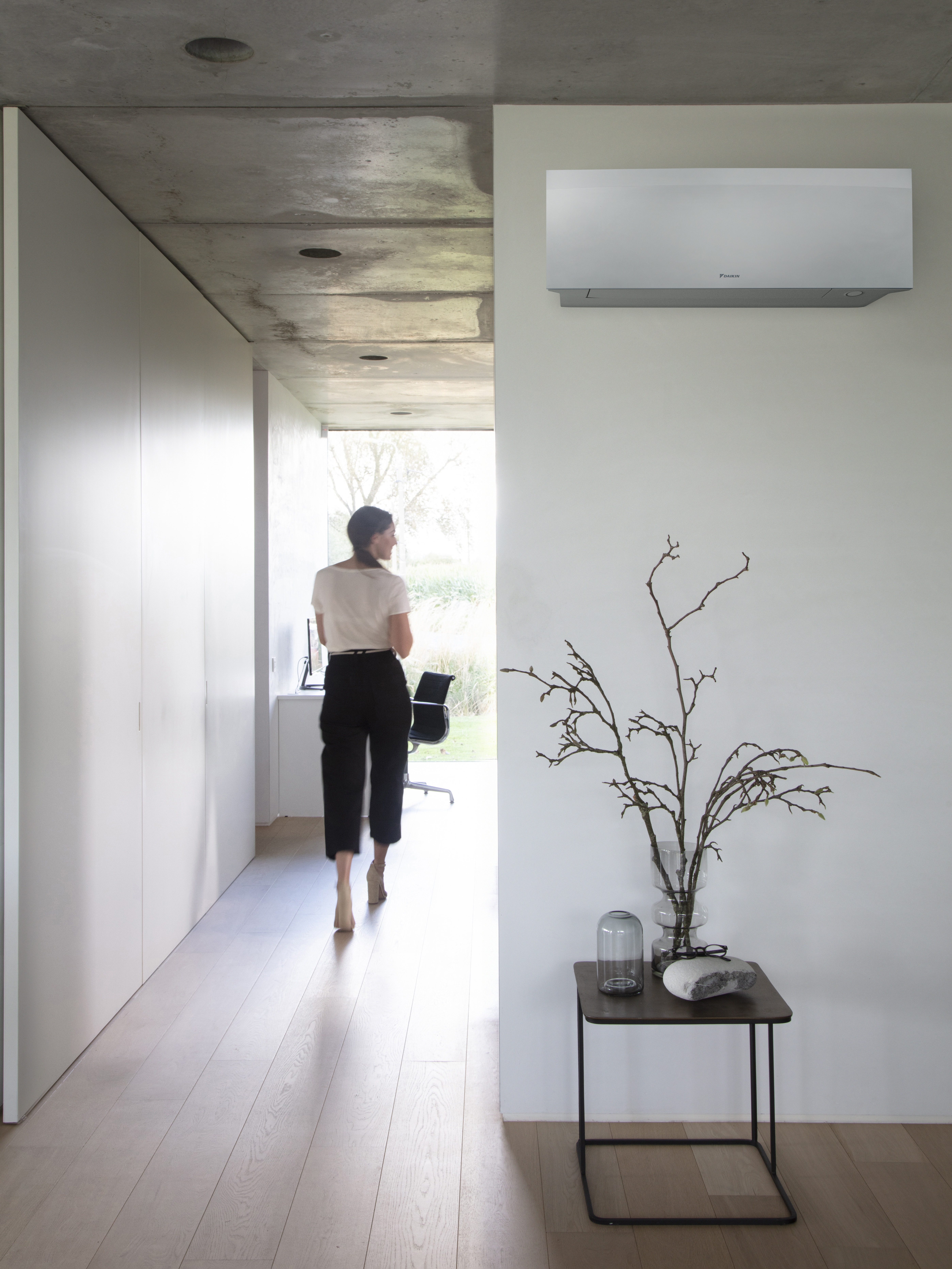 Flot indretning med en vægmonteret airconditionenhed.