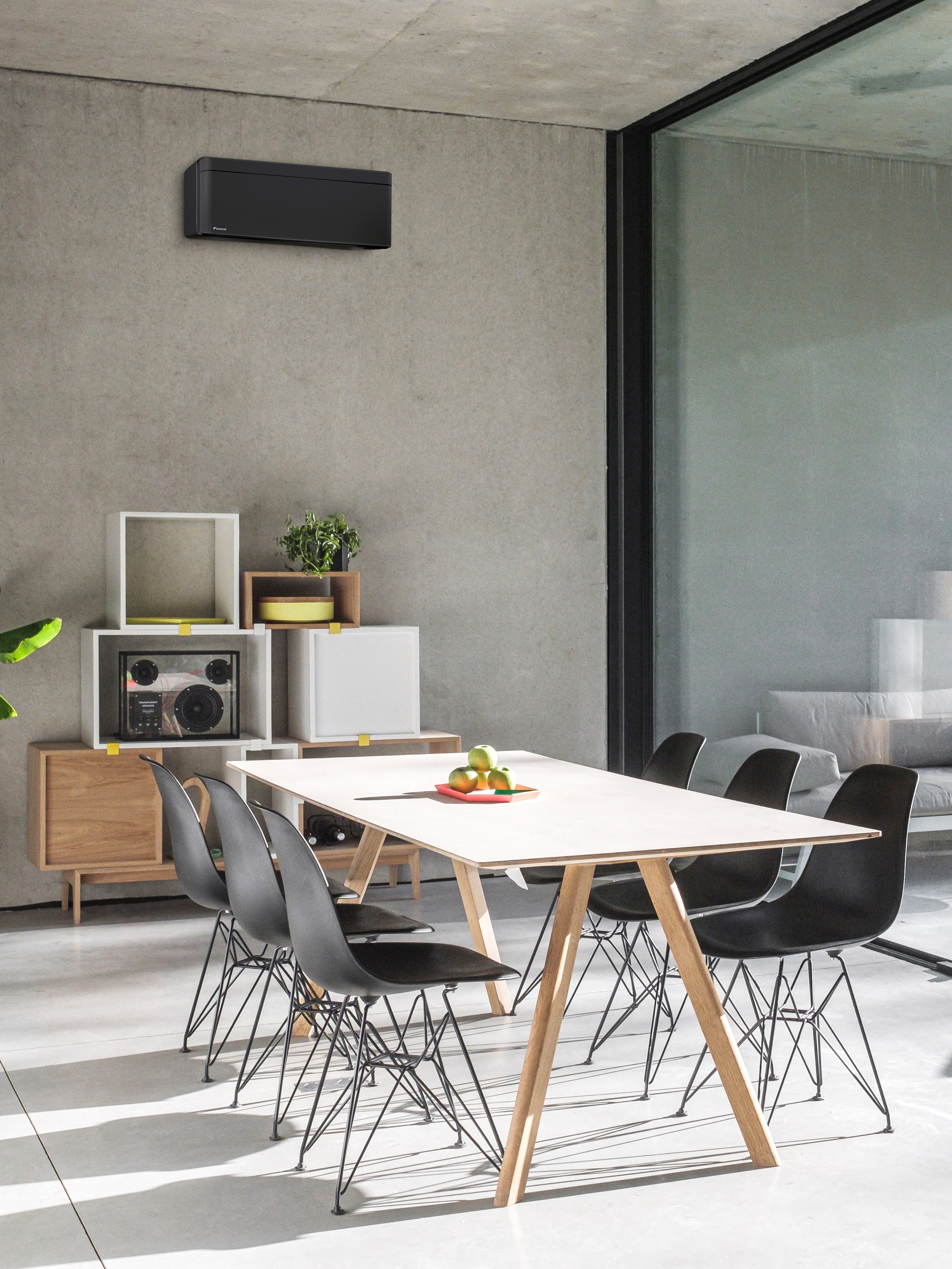 Stue med et stort vindue og en vægmonteret luft-til-luft varmepumpe.