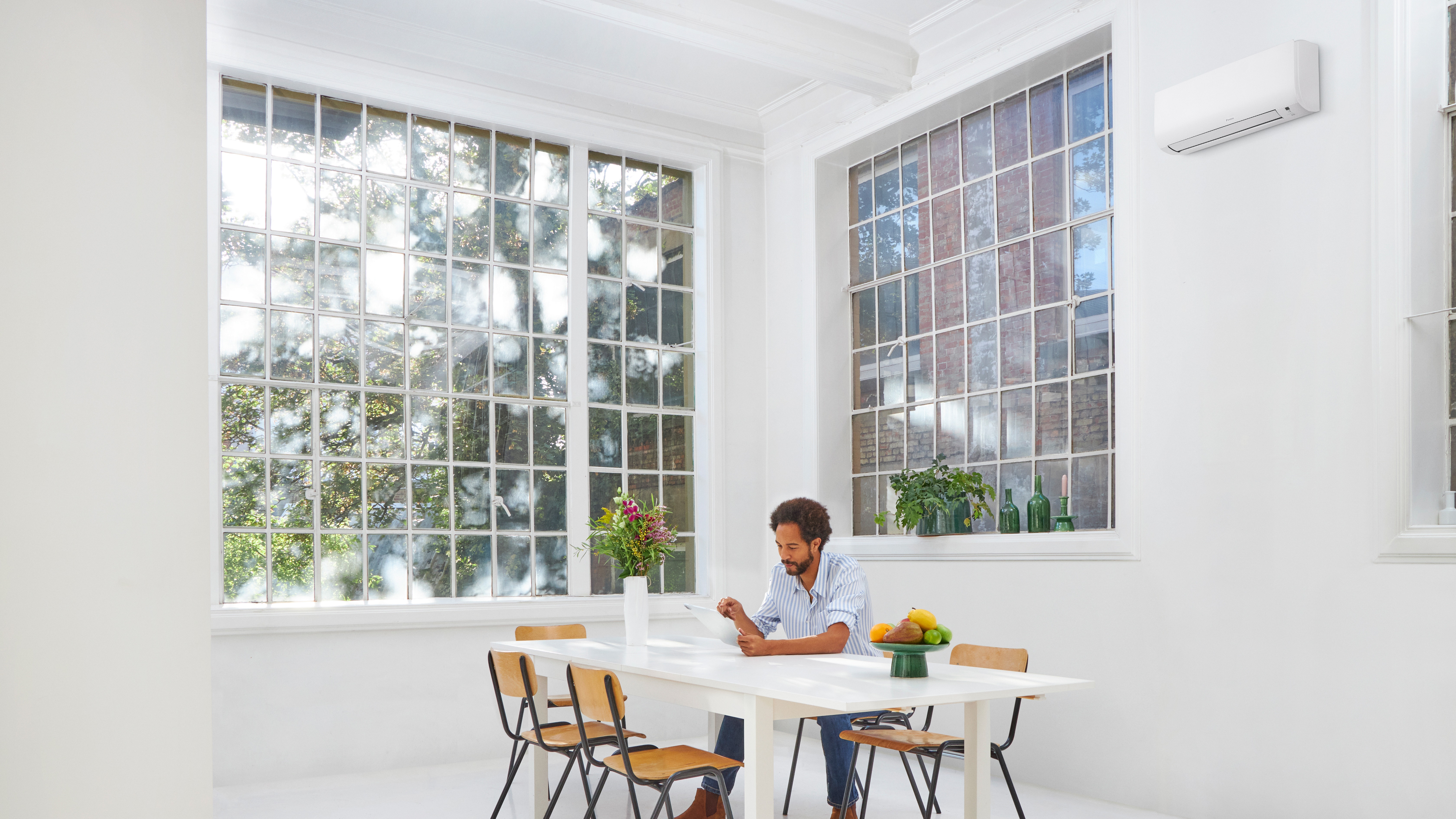 En mand sidder ved et bord.