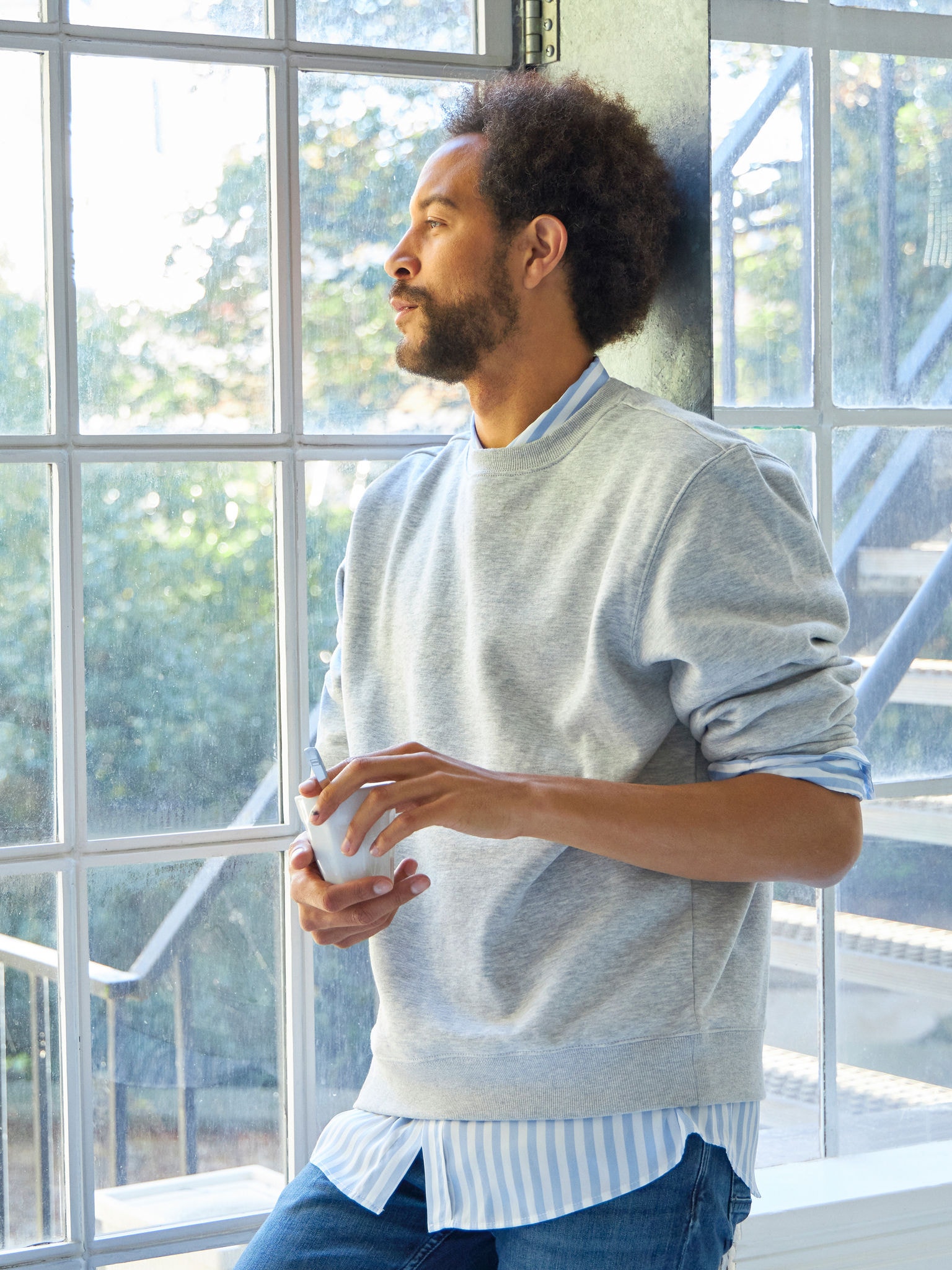 En mand nyder at have ro i sindet takket være sit nye varmepumpesystem fra Daikin.