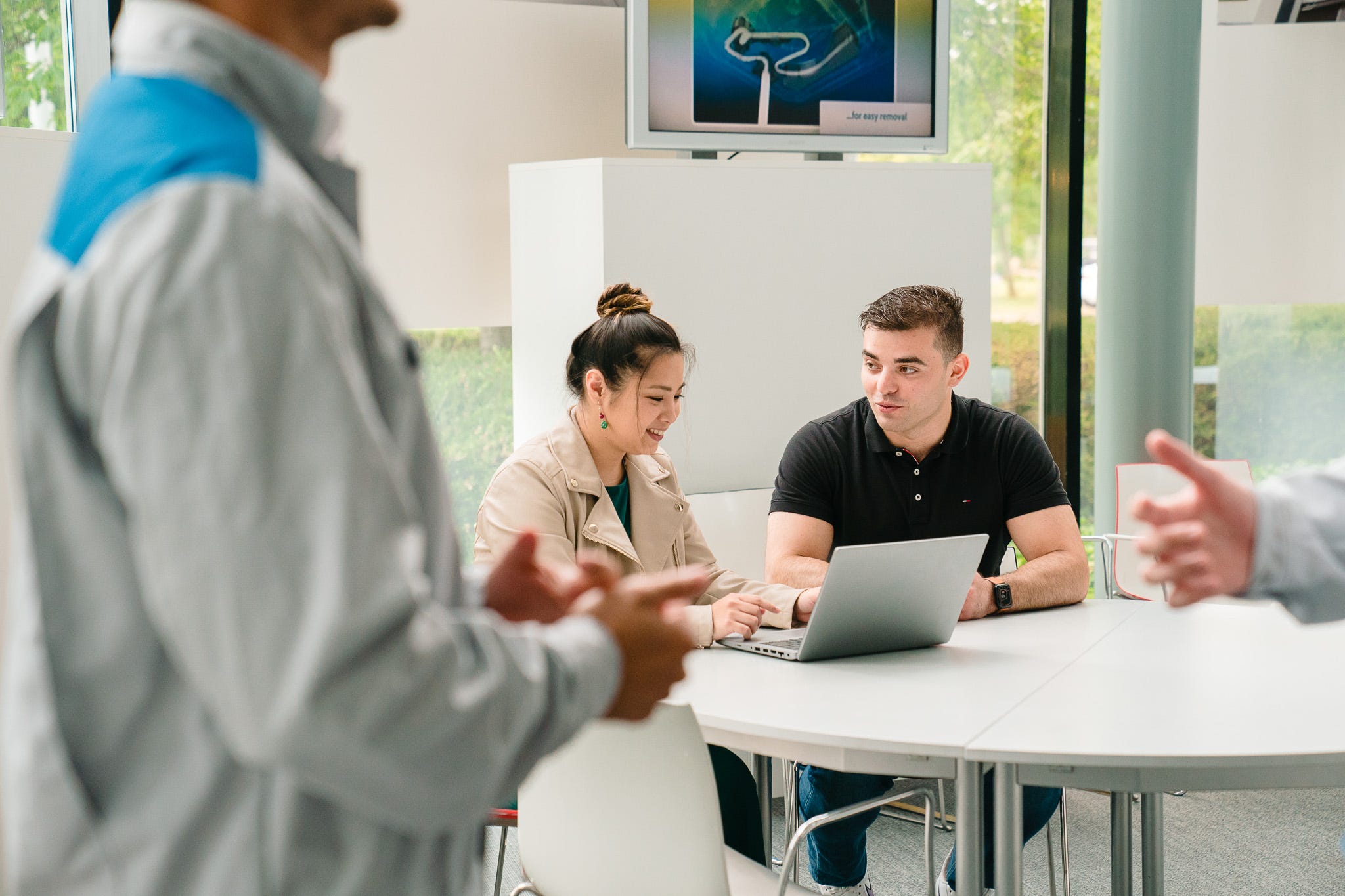 En kvinde viser sin mand noget på en bærbar computer.