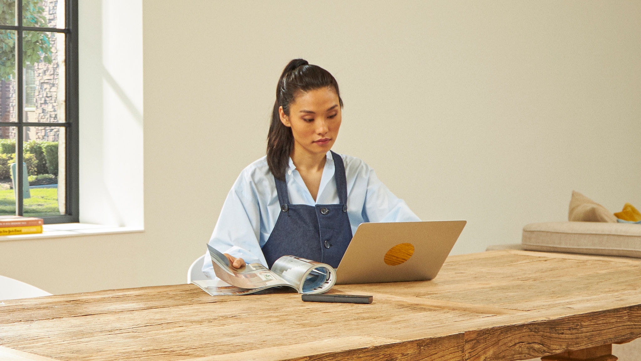 En kvinde, der arbejder ved sit skrivebord.