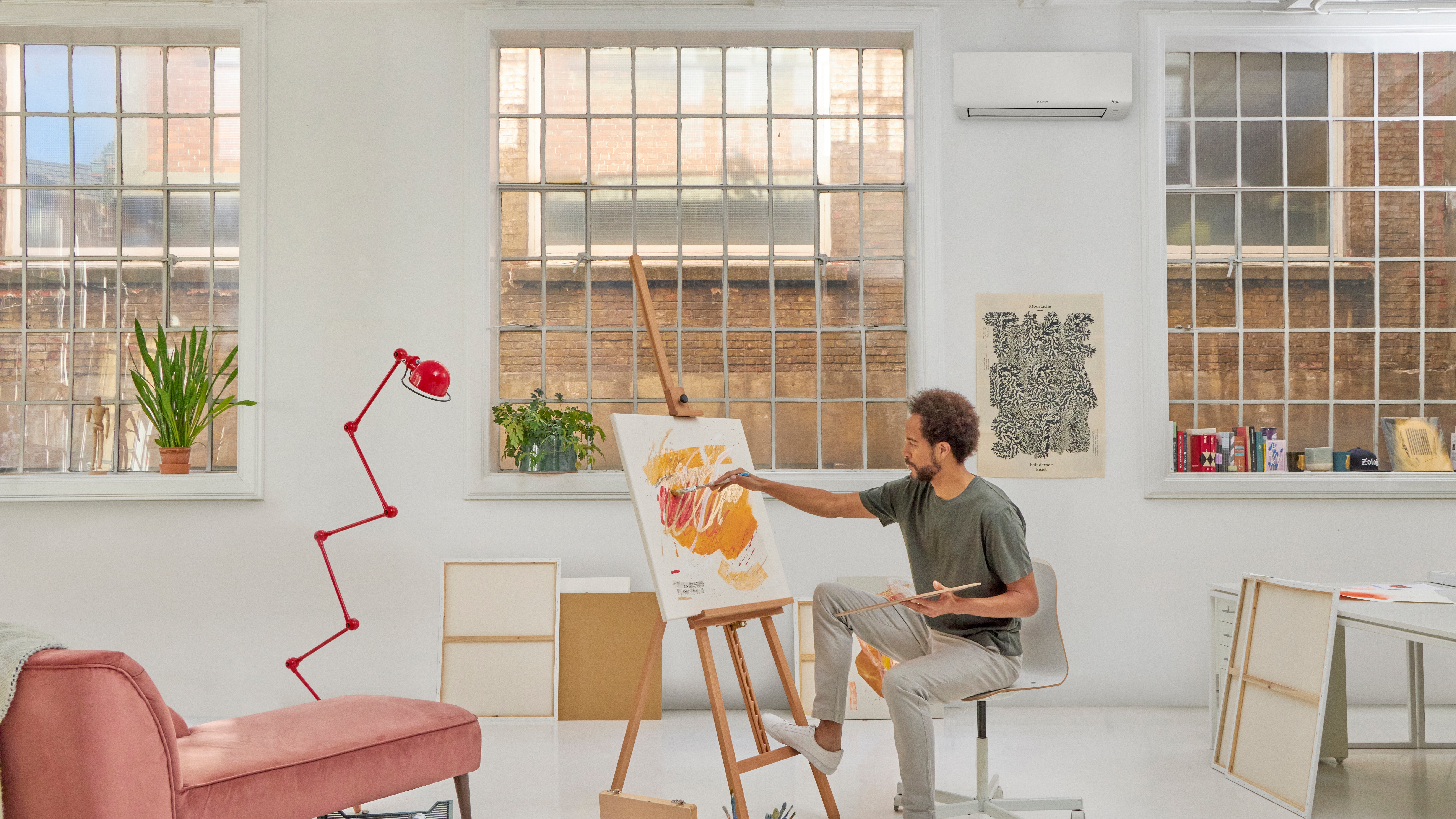 En mand, der maler et billede