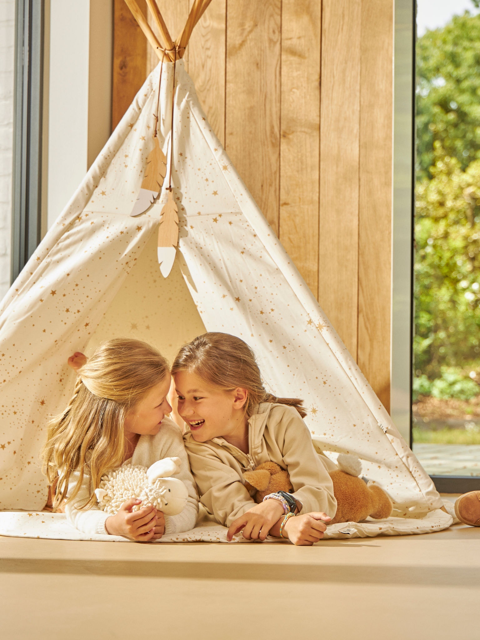 To børn spiller et spil.