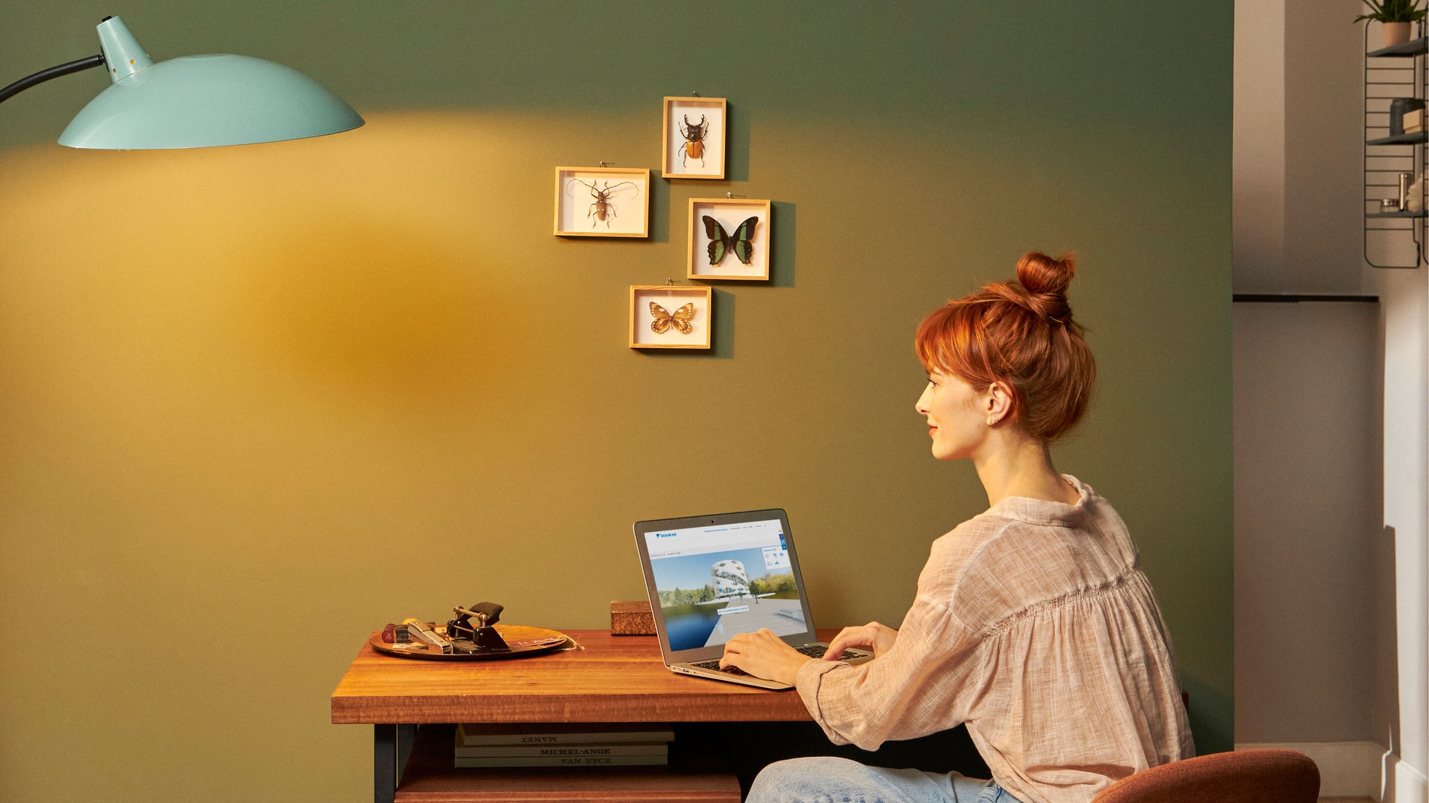 En kvinde, der arbejder på sit kontor.