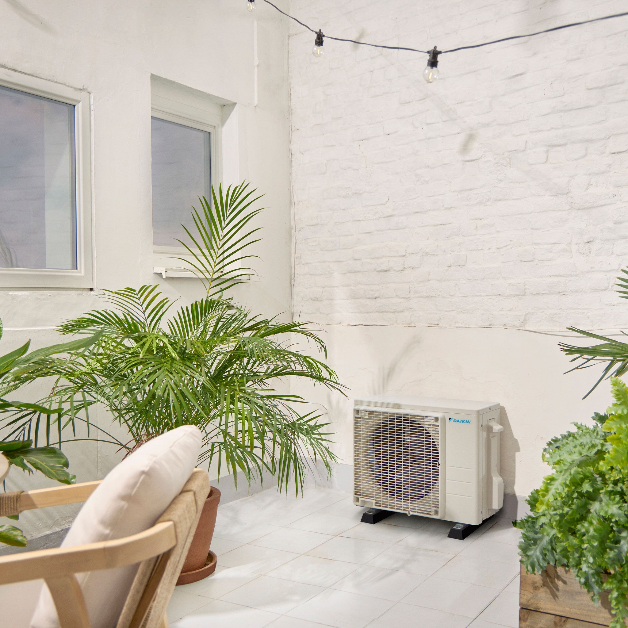 En udendørsenhed på en hyggelig terrasse.