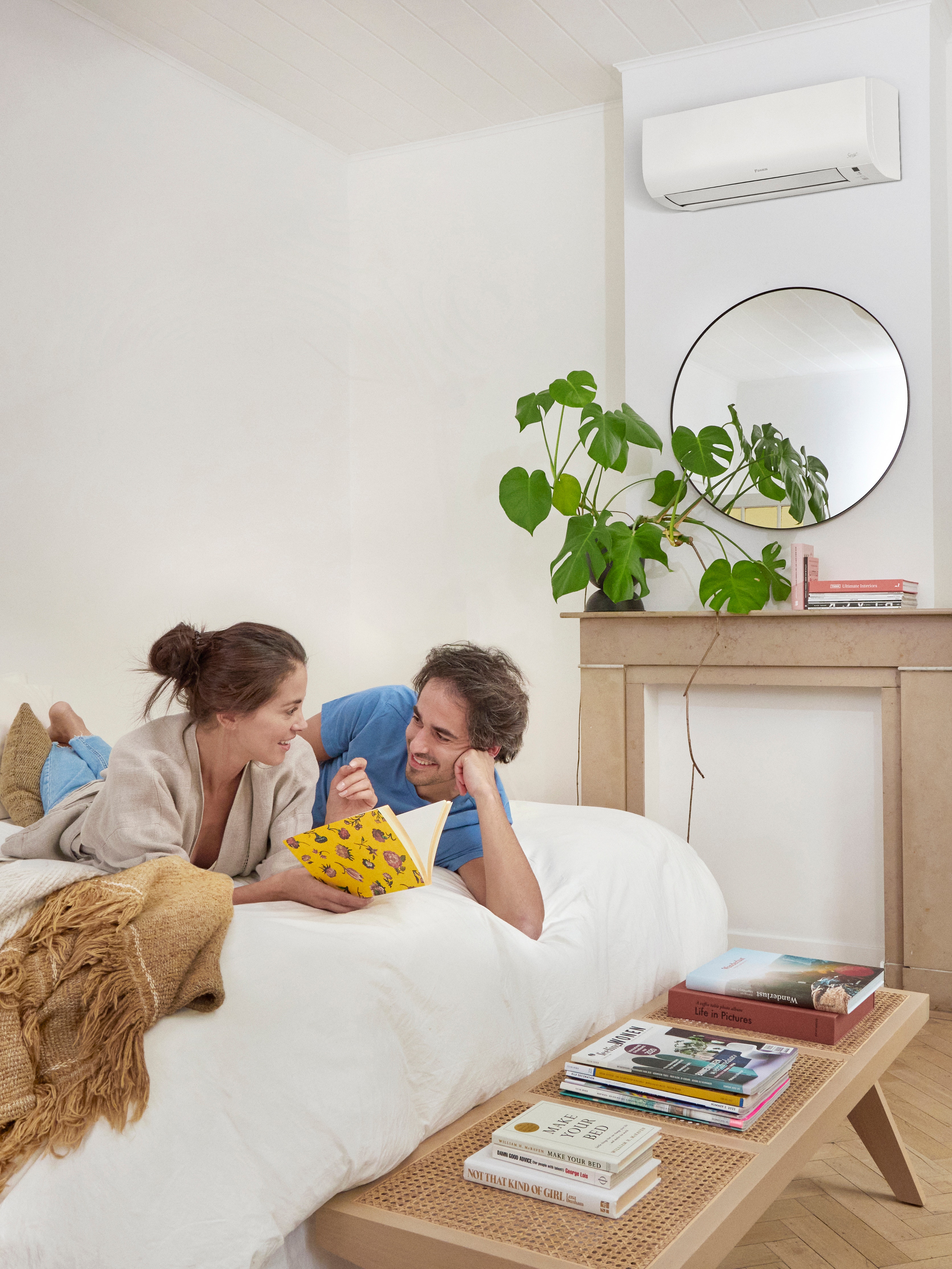 En mand kigger ud gennem vinduet i et rum med aircondition.