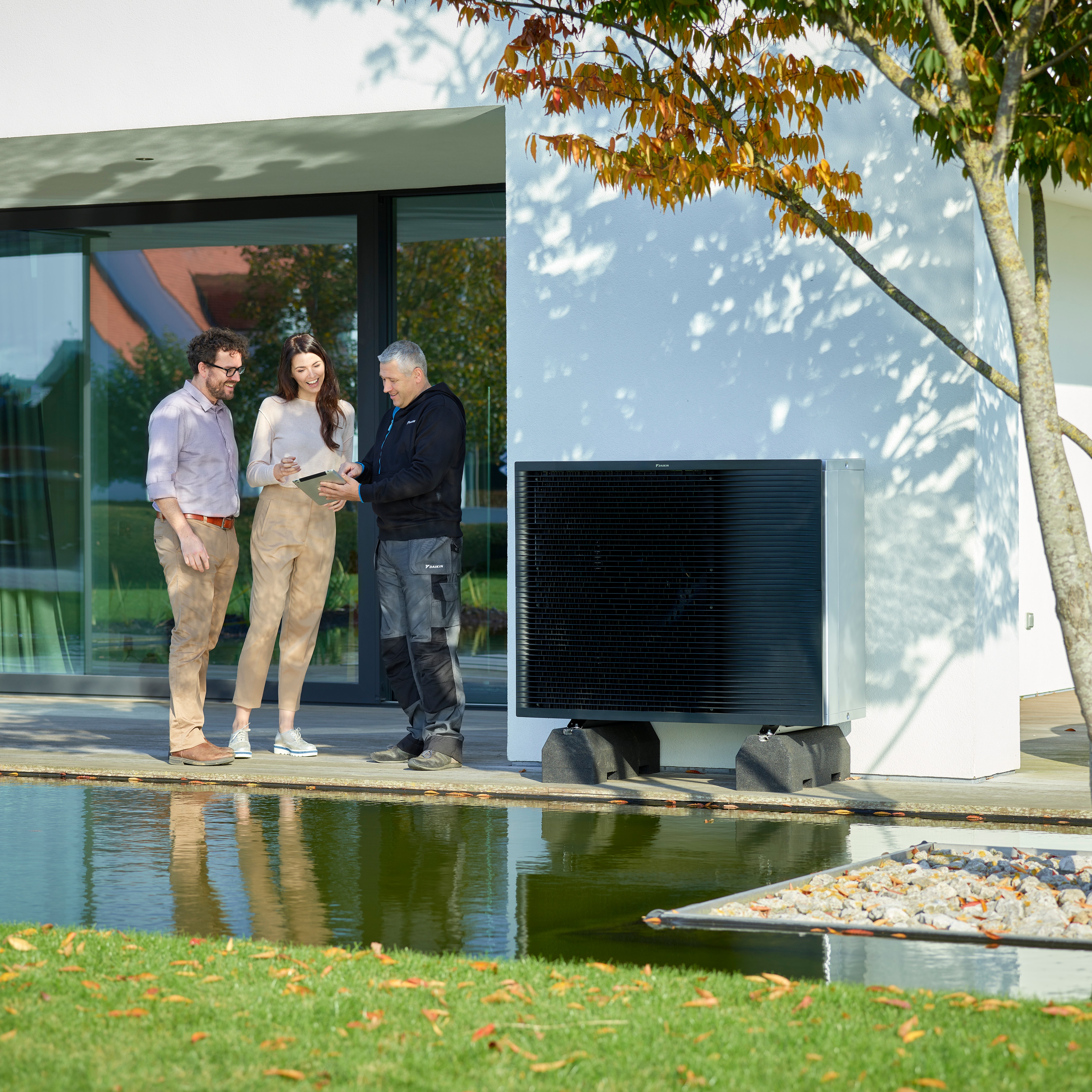 En mand står sammen med et par og forklarer, hvordan Onecta-appen fungerer.