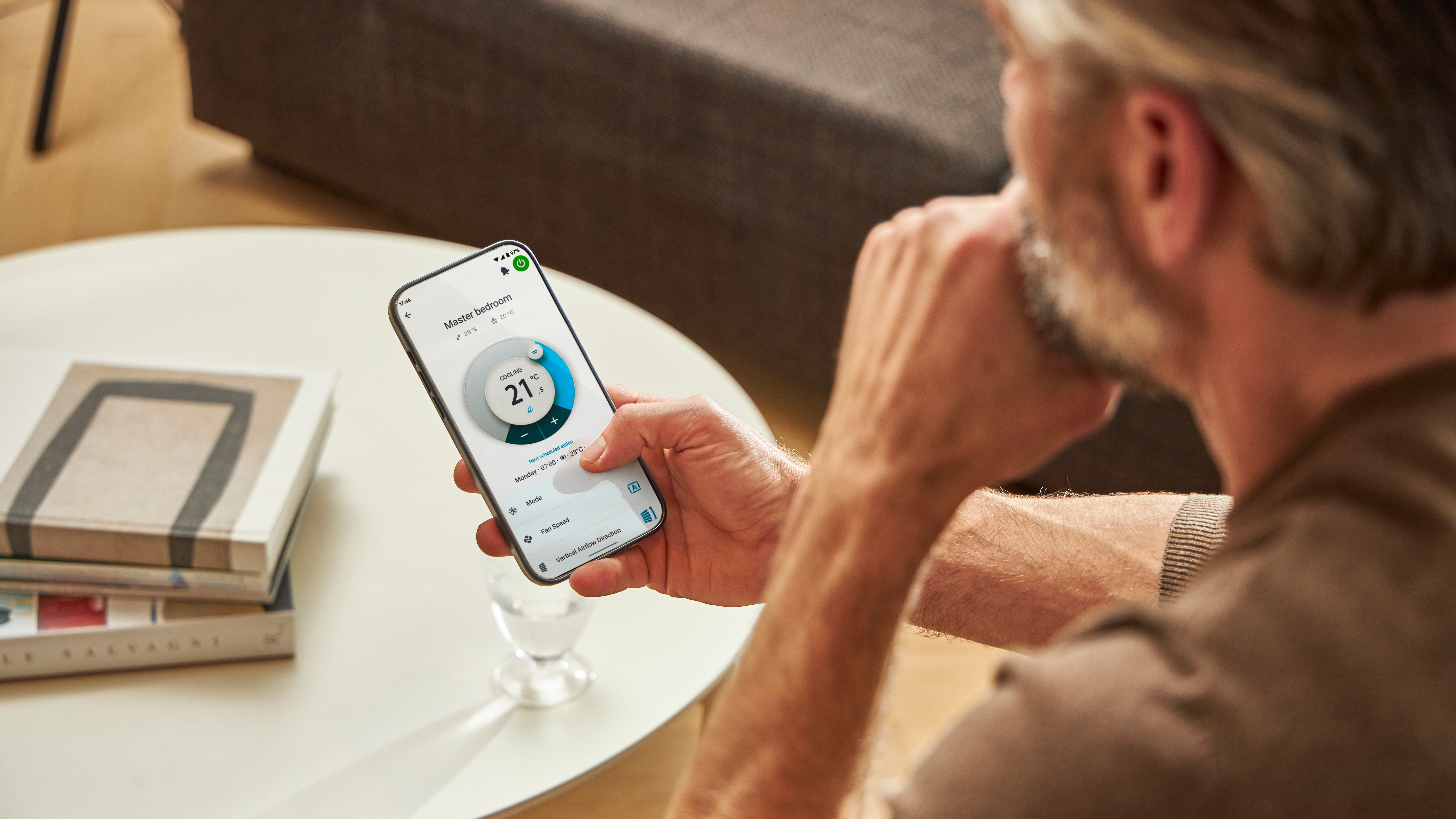 En mand, der bruger Onecta-appen.