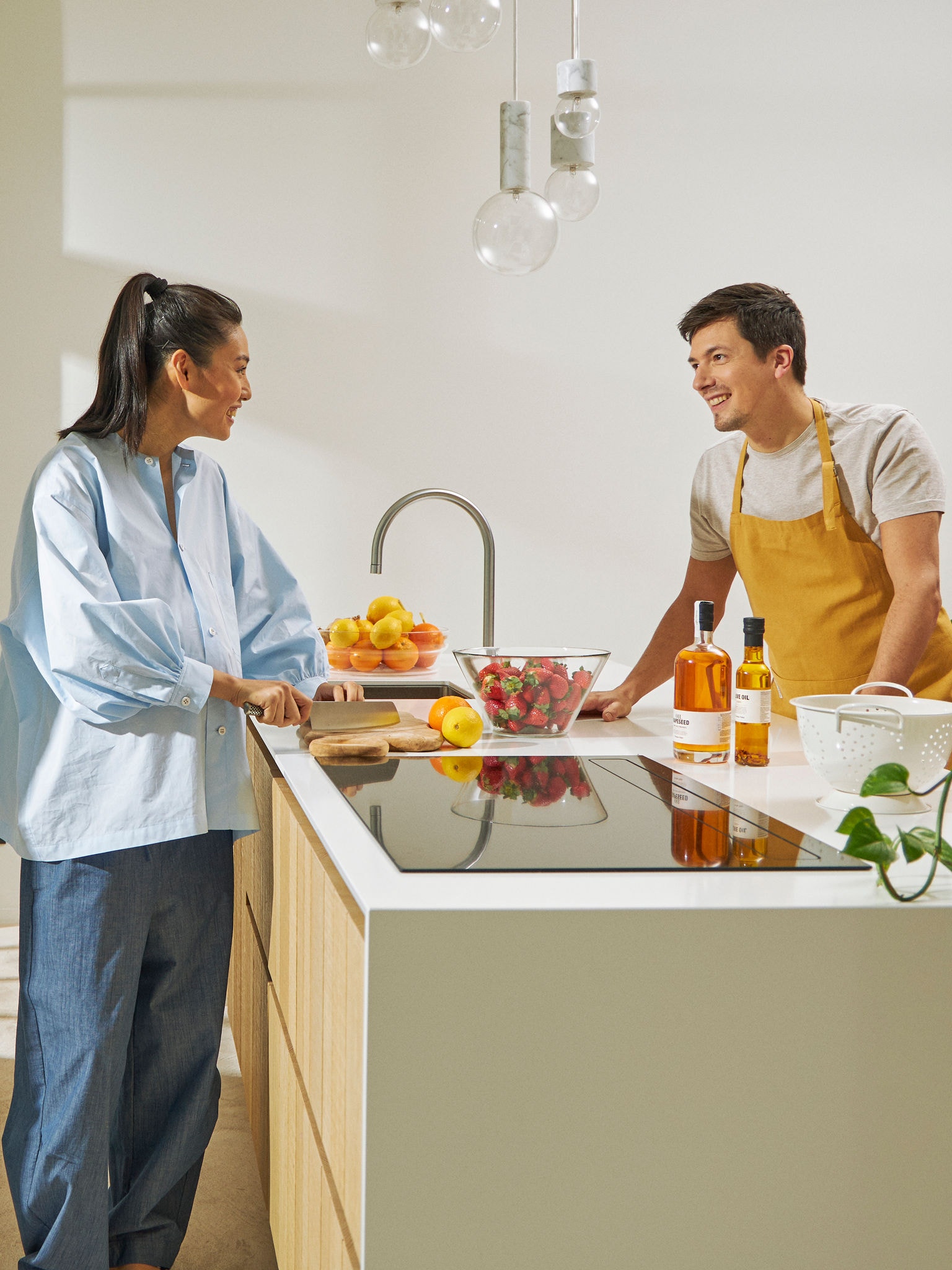 Vordende forældre laver mad sammen i køkkenet